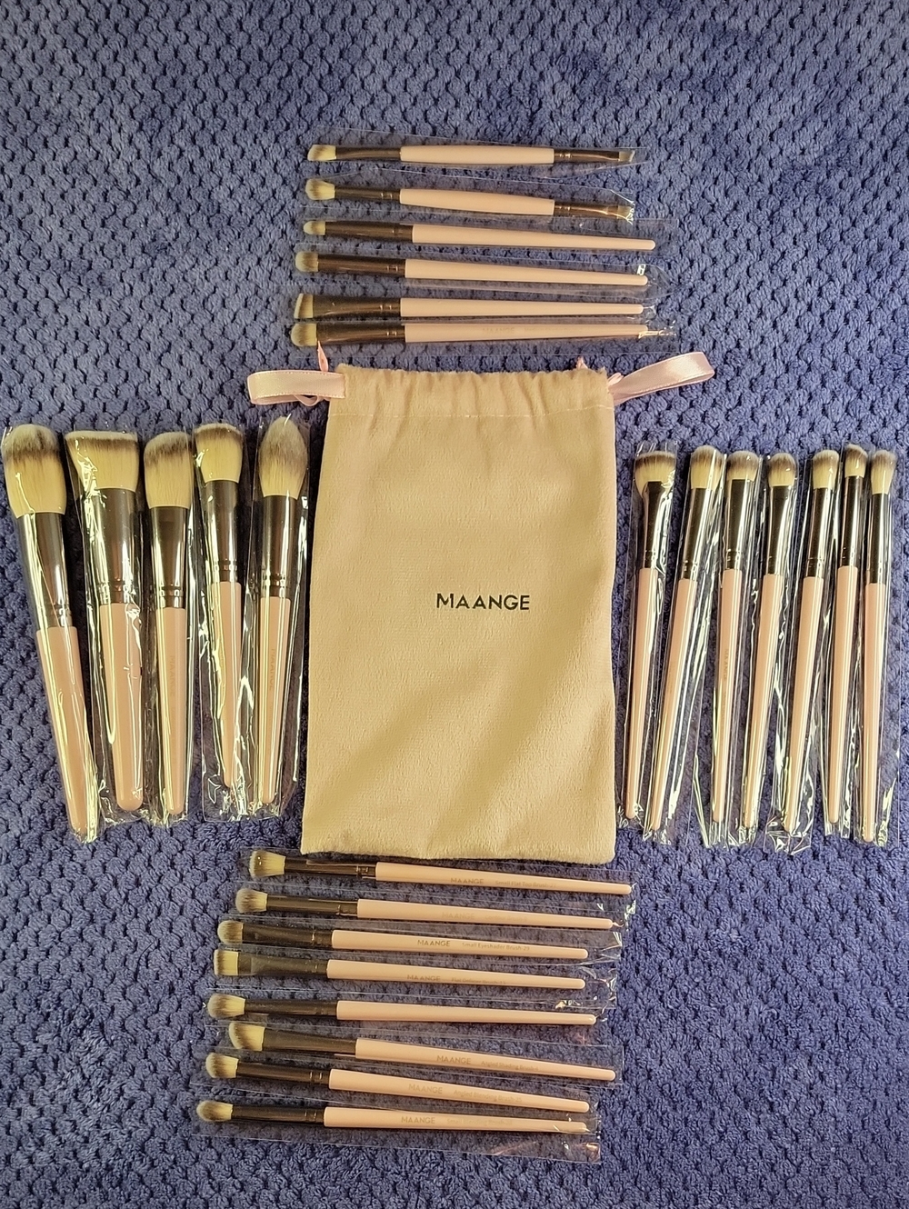 NWOT Pink Makeup Brush Set with Velvet Drawstring Pouch Full Face & Eye Kit